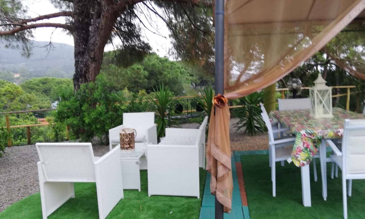 Lacona House | Holiday home with garden and pool