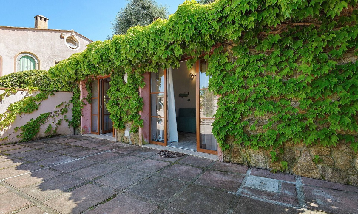 Capoliveri House | Holiday Home 'Kim' with Private Garden, Wi-Fi and Air Conditioning