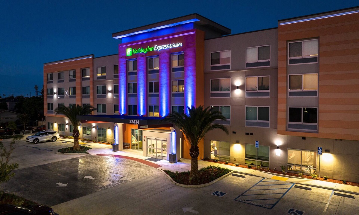 Harbor Hotel | Holiday Inn Express & Suites Hawaiian Gardens by IHG