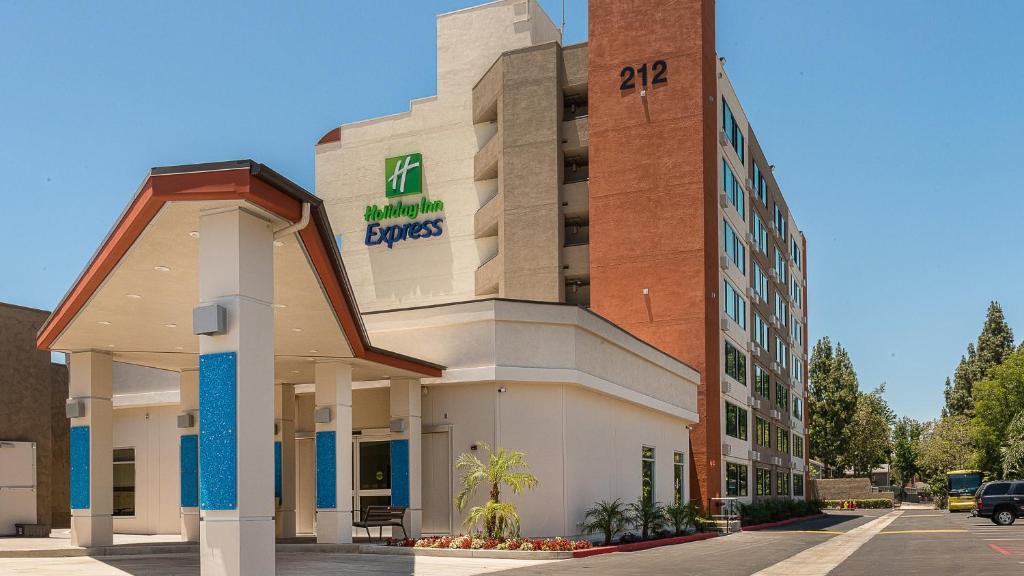Northwest Anaheim Hotel | Holiday Inn Express Fullerton-Anaheim by IHG