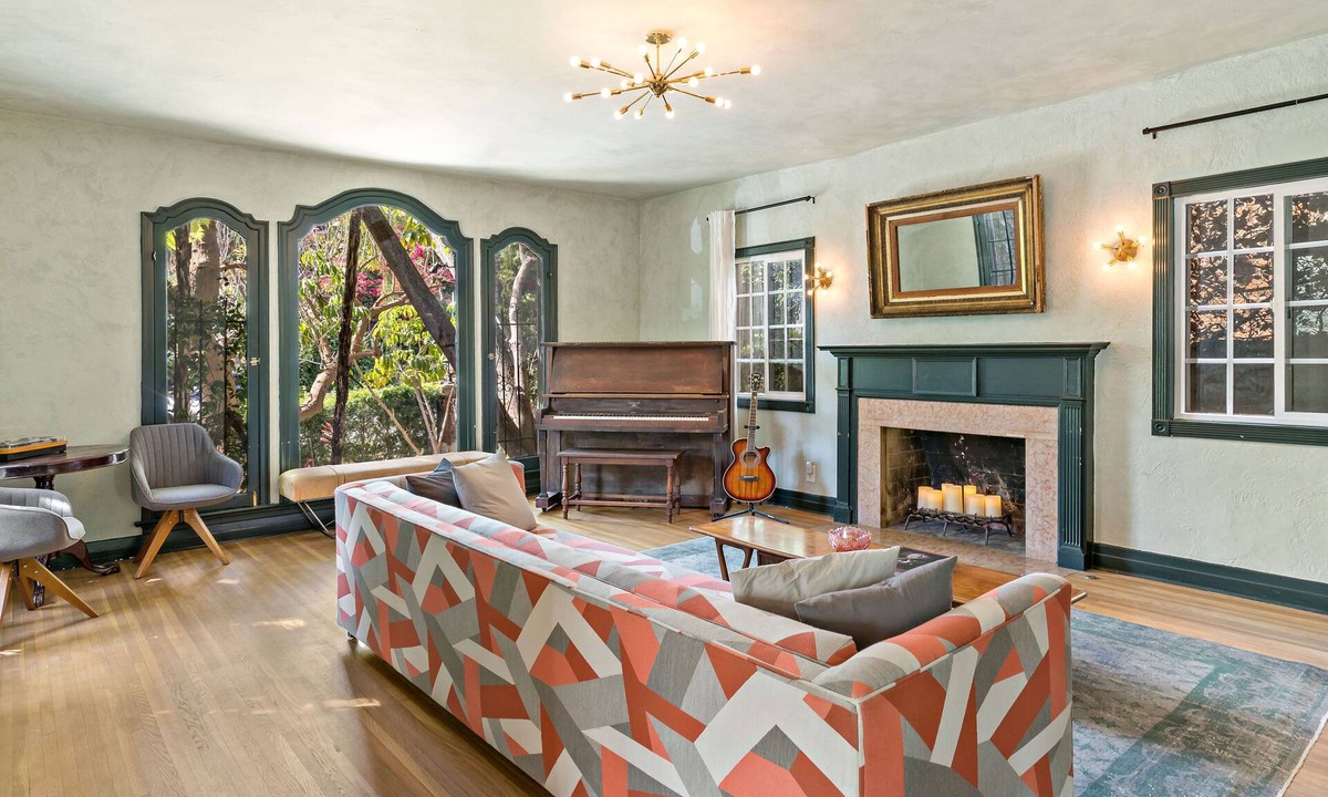 Los Feliz Apartment | Hollywood Chic + Modern Comfort at Griffith Park