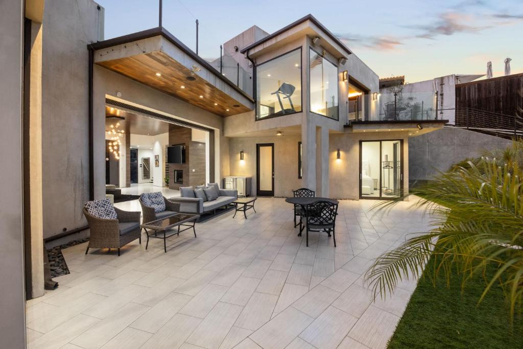 Hollywood Hills Villa | Hollywood Hills 4BR with Rooftop by Colby and Conrad