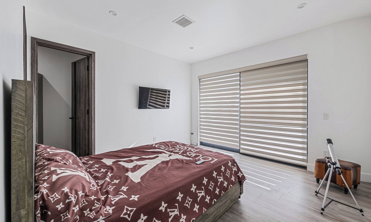 Beachwood Canyon House | Hollywood Hills Mansion: 6000sqft, Rooftop Pool & DTLA Skyline Views!