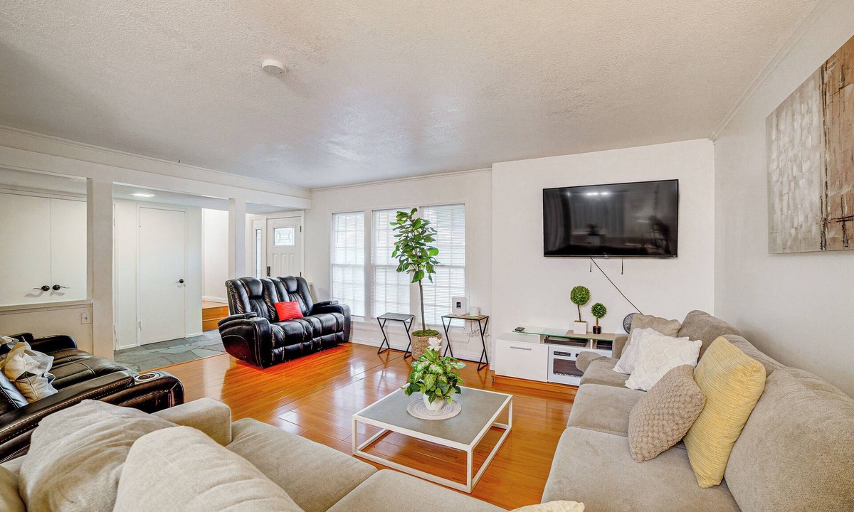 Riverside House | Home 1 Mi to UC Riverside: Families Welcome!
