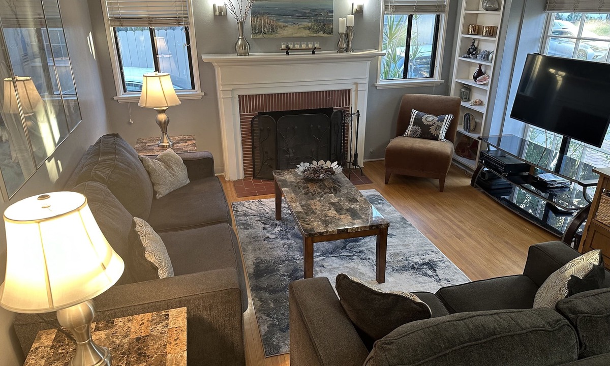 Cal Heights House | Home away from Home in trendy Long Beach neighborhood