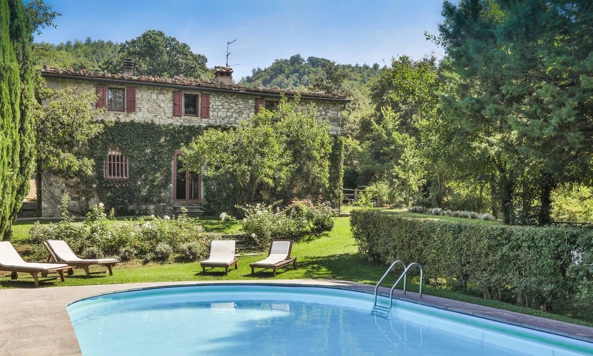 Pieve Santo Stefano Villa | Homerez - Big villa for 14 ppl. with swimming-pool and terrace at Castelnuovo