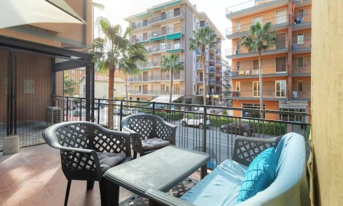 Borghetto Santo Spirito Apartment | Hostdomus - Beach House