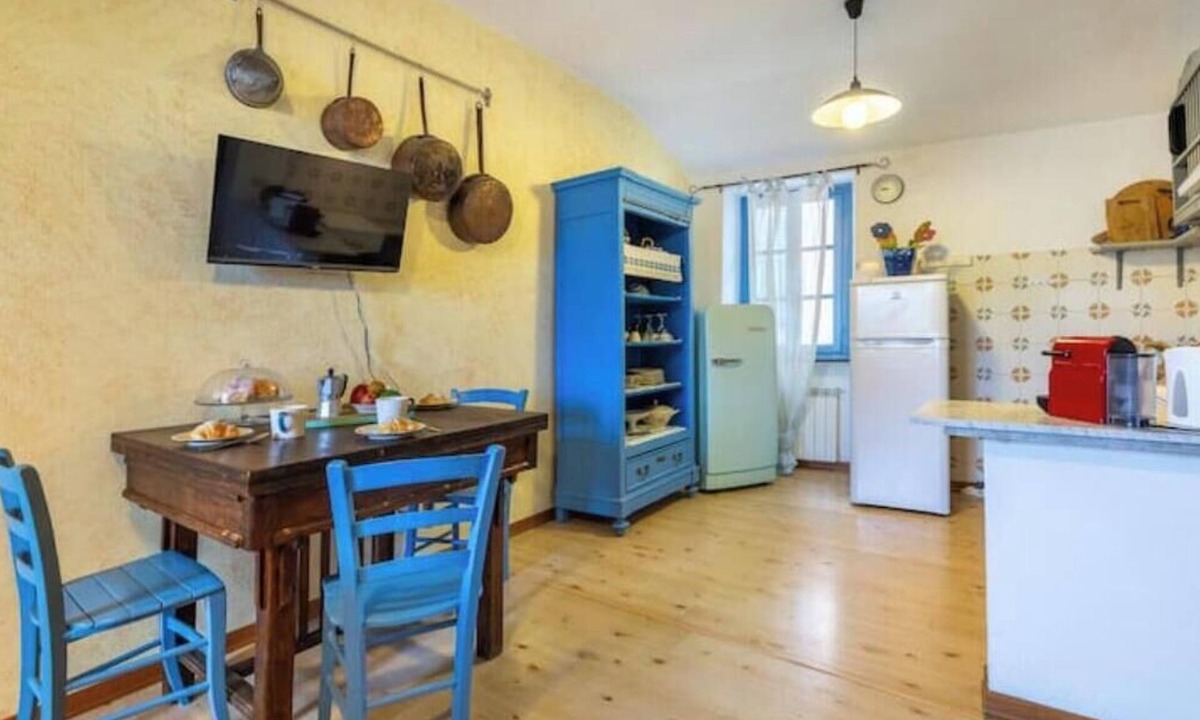 Garlenda House | Hostdomus - Olive & Garden 2