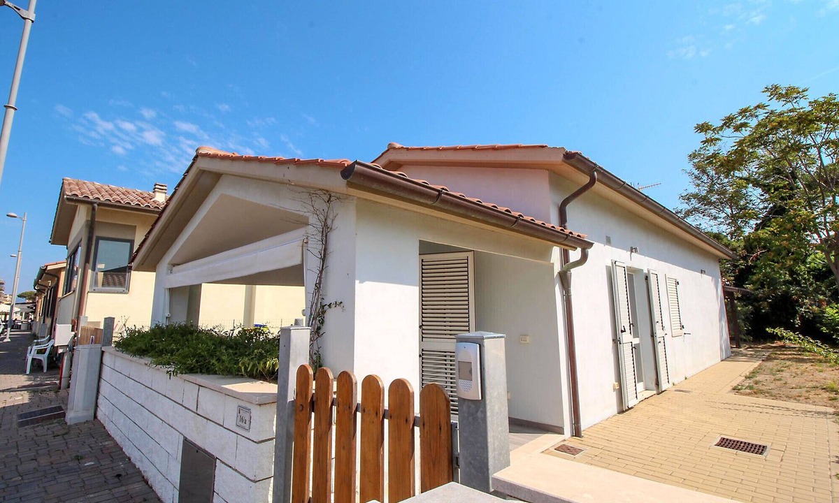 Marina di Grosseto Ski Chalet | House Villino Azzurro at 50 meters from the beach