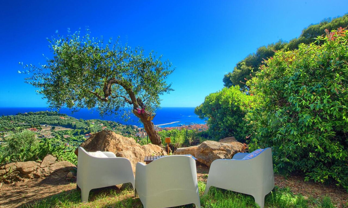 Imperia Villa | House with a garden and magnificent views of the sea and the city