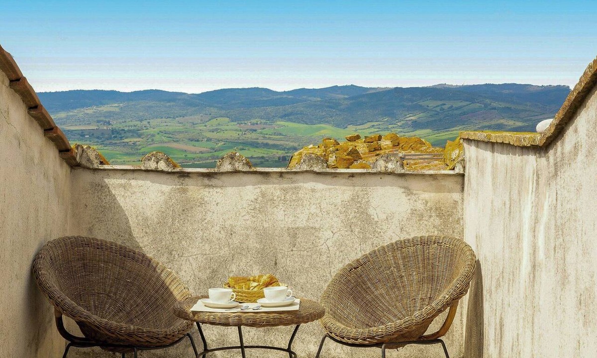Montemerano House | House with art in mediaeval borgo in Maremma