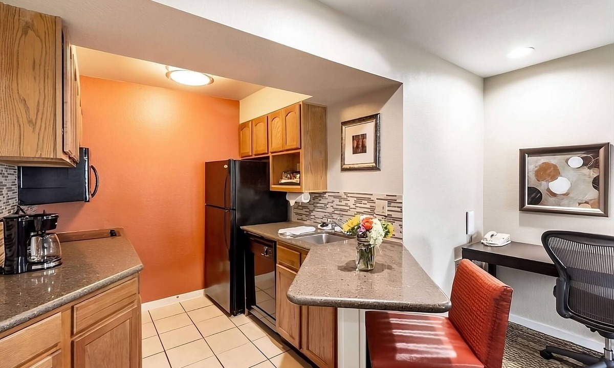 Torrance Resort | Ideal Mix of Comfort and Value! Free Breakfast, Near Dive N Surf, Redondo Beach