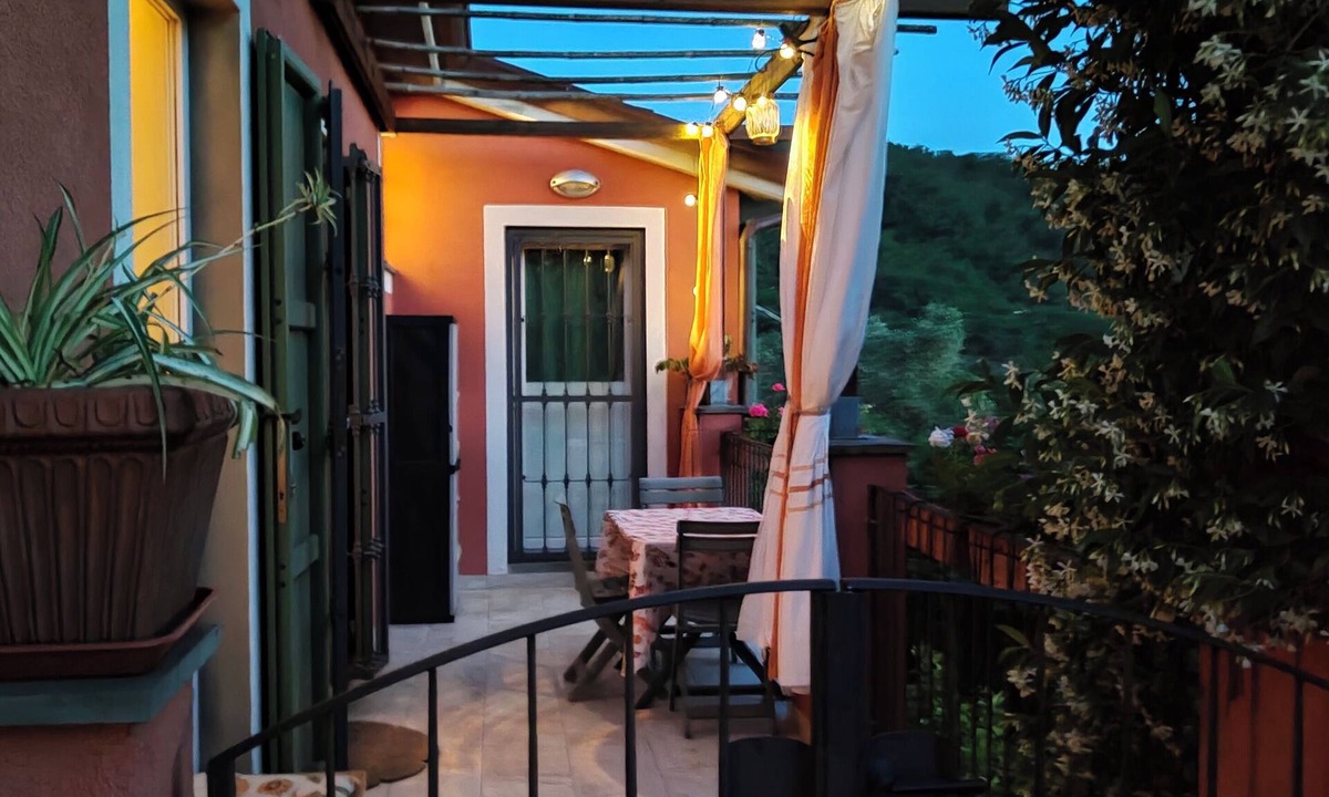 Arcola House | Il Pettirosso-Your hillside base for Cinque Terre, Lerici & Tuscany-with parking
