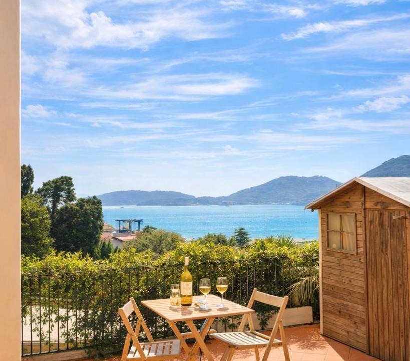 La Spezia Apartment | Il Teatro sul Mare, Terrazza Panoramica, barbecue e Cinema tra Lerici e Cinque Terre