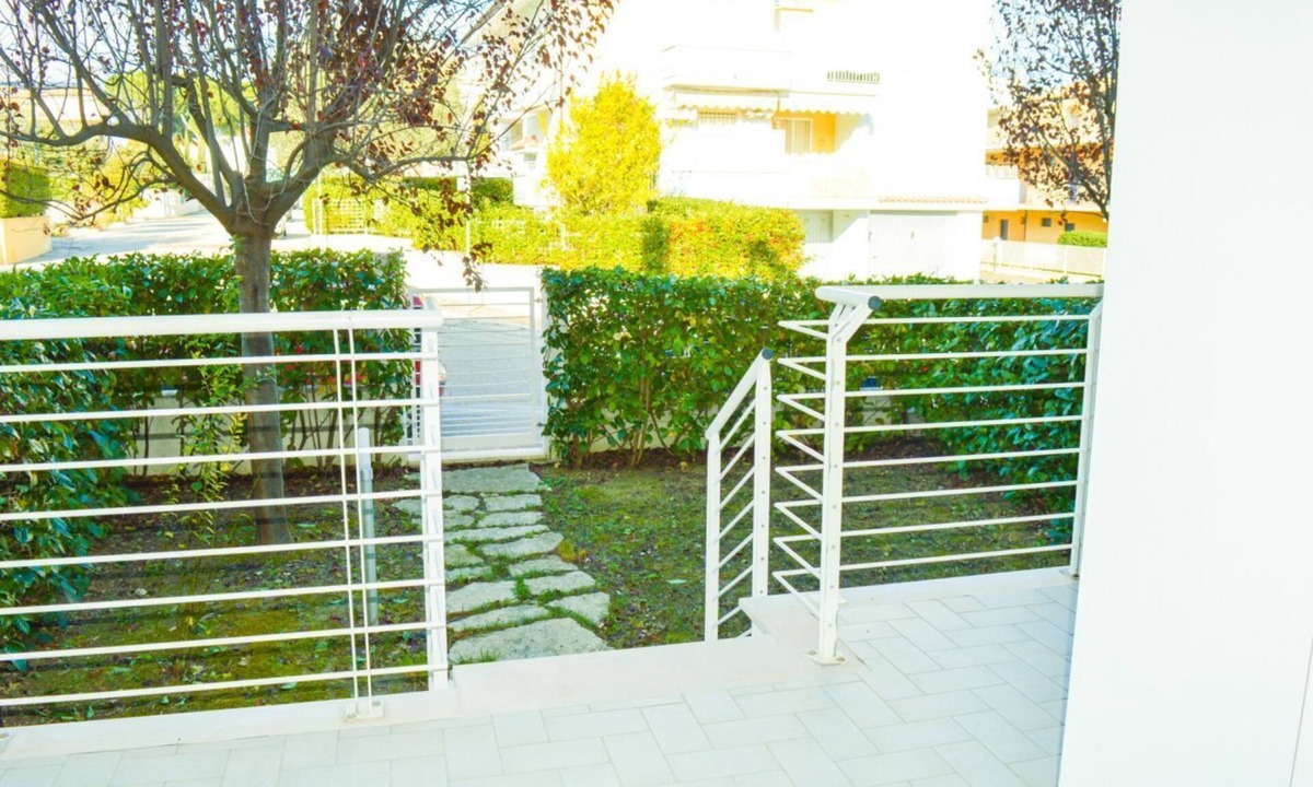 Foggetta Apartment | In an enchanting position, in a residential area just a stone's throw from the town center and directly on the territory of the Torre del Cerrano Marine Protected Area, the I Gabbiani residence offers you a relaxing vacation. Apartment two