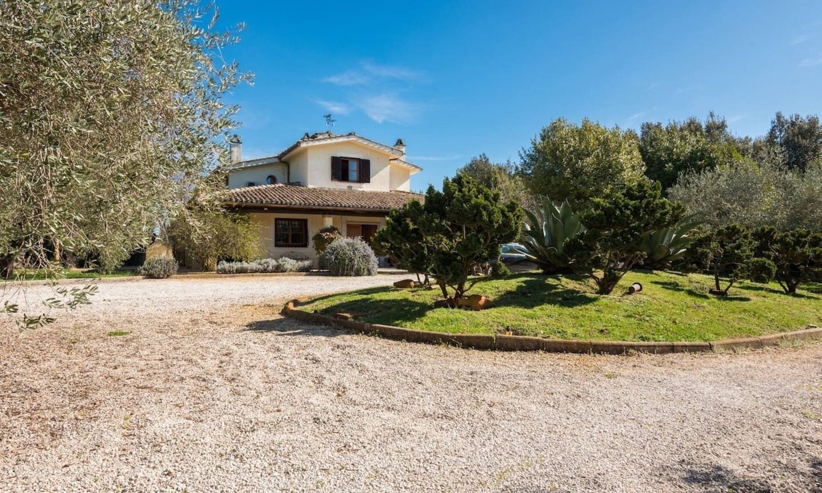 Campagnano di Roma Apartment | INDEPENDENT APARTMENT FOR 2 PEOPLE IN BEAUTIFUL ESTATE NEAR THE LAKE