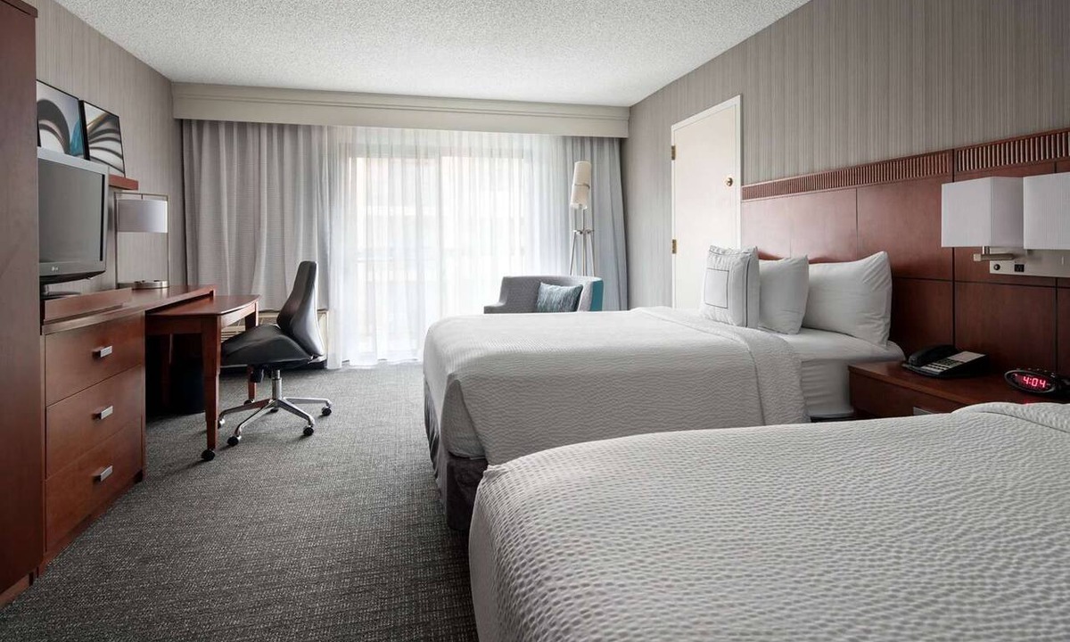 El Segundo Hotel | Indulge in Home-Like Comfort! Close to El Segundo Beach, Pets are Allowed
