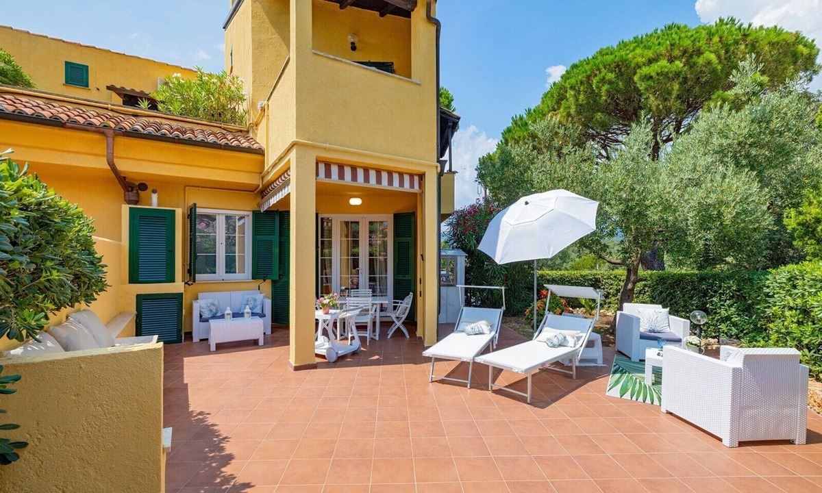 Finale Ligure Apartment | "Isabel Beach and Bike" Apartment with Private Garden and Wi-Fi