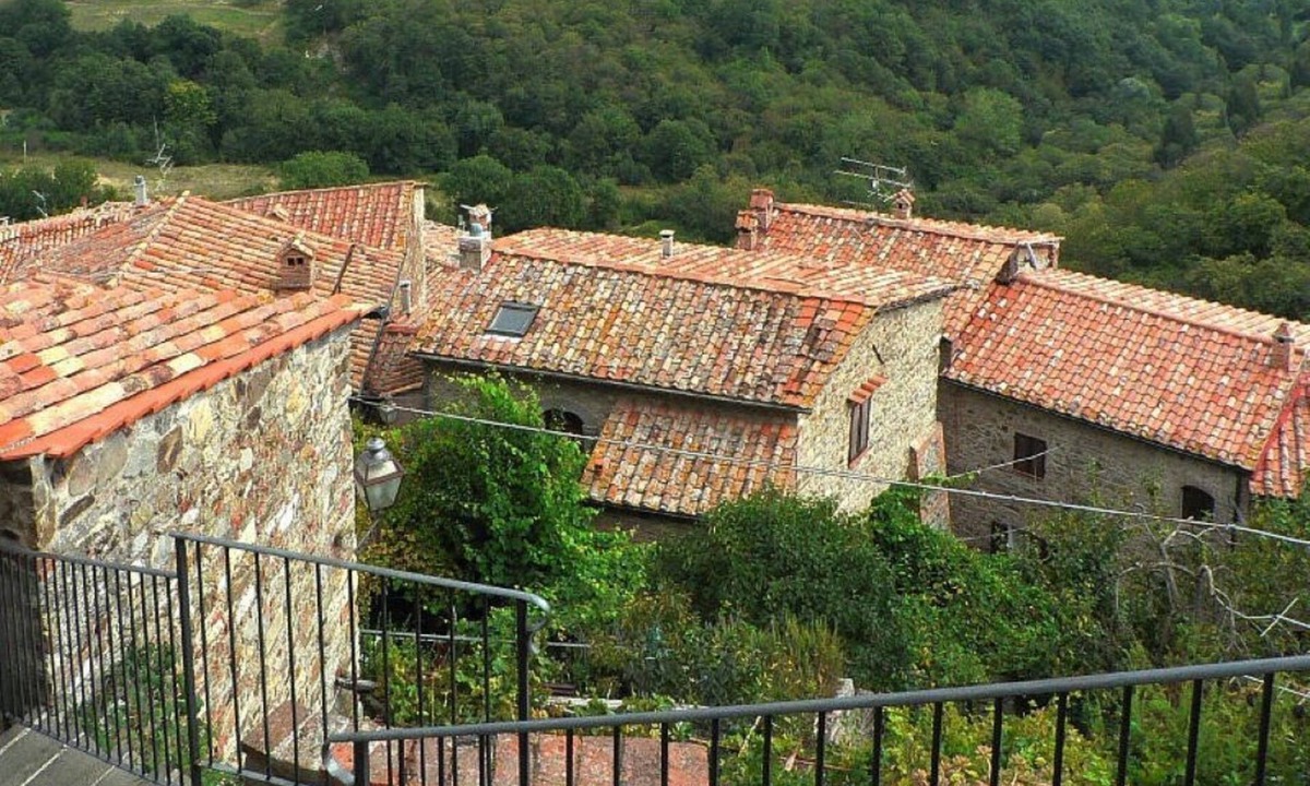 Castelnuovo di Val di Cecina Apartment | Relax in a medieval village