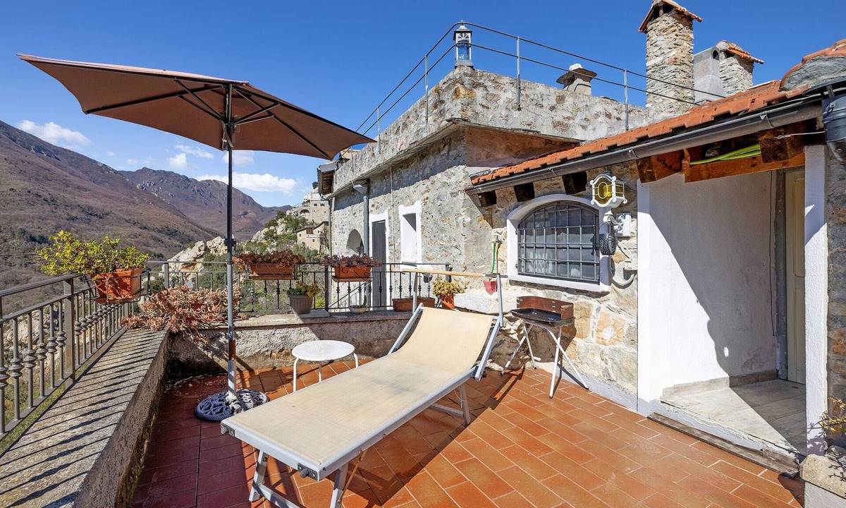 Castelvecchio di Rocca Barbena Apartment | Apartment 'La Dimora Del Tempo Perduto' with Mountain View, Shared Terrace and Wi-Fi