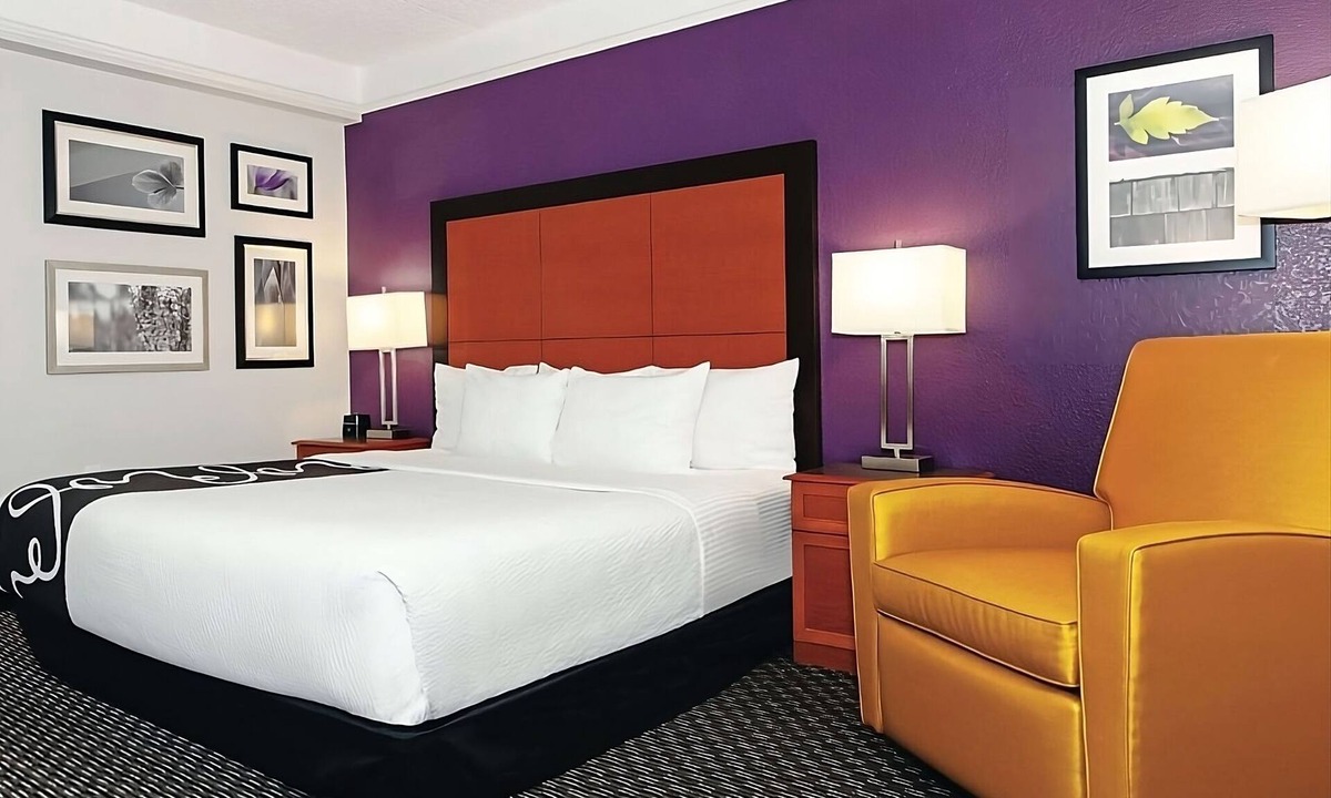 Guasti Apartment | King Bed Room at La Quinta Inn & Suites by Wyndham Ontario Airport