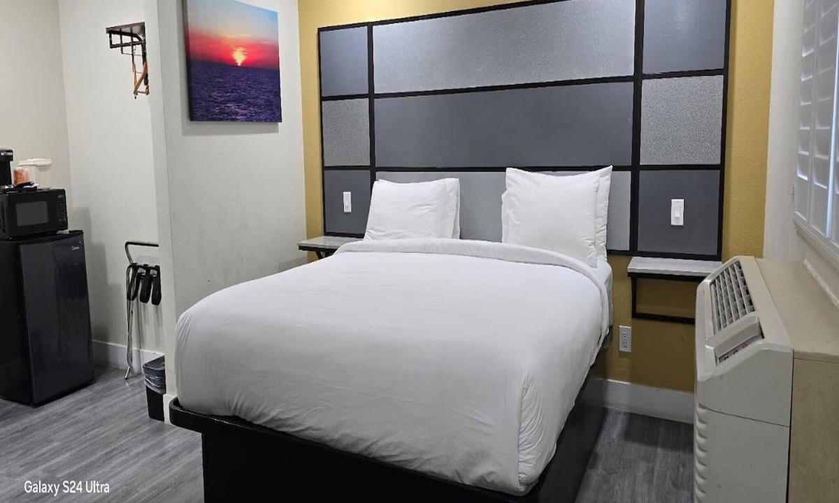 Victorville Apartment | King Bed|Walkin|Victorville