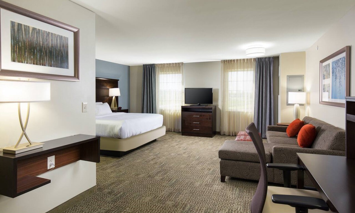 Northfield Apartment | King Studio. Free Breakfast Buffet. Pool & Gym Access.