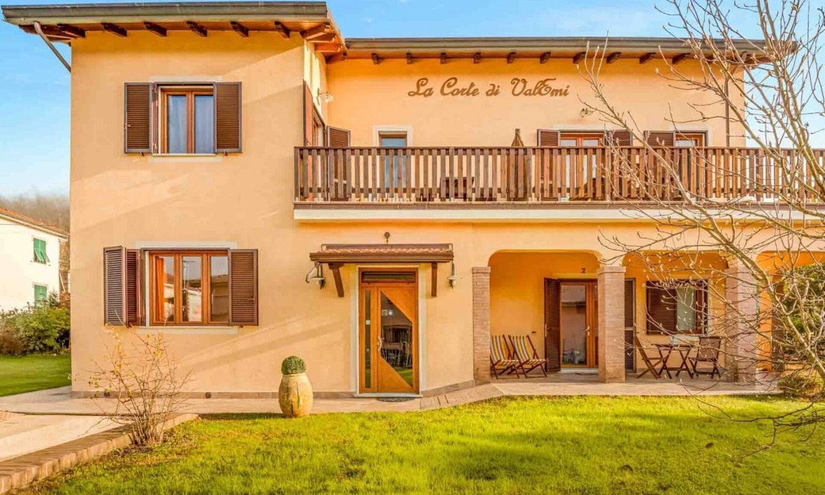 Ricco del Golfo Apartment | La Corte dei ValEmi is a complex of 4 apartments located in Riccò del Golfo, in a peaceful area surrounded by greenery. It is ideal for those looking to relax away from the crowds while staying within a short distance of La Spezia and the Cinque Terre.