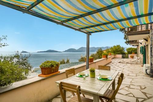 Tellaro Apartment | La terrazza sul mare Private parking AC Big terrace