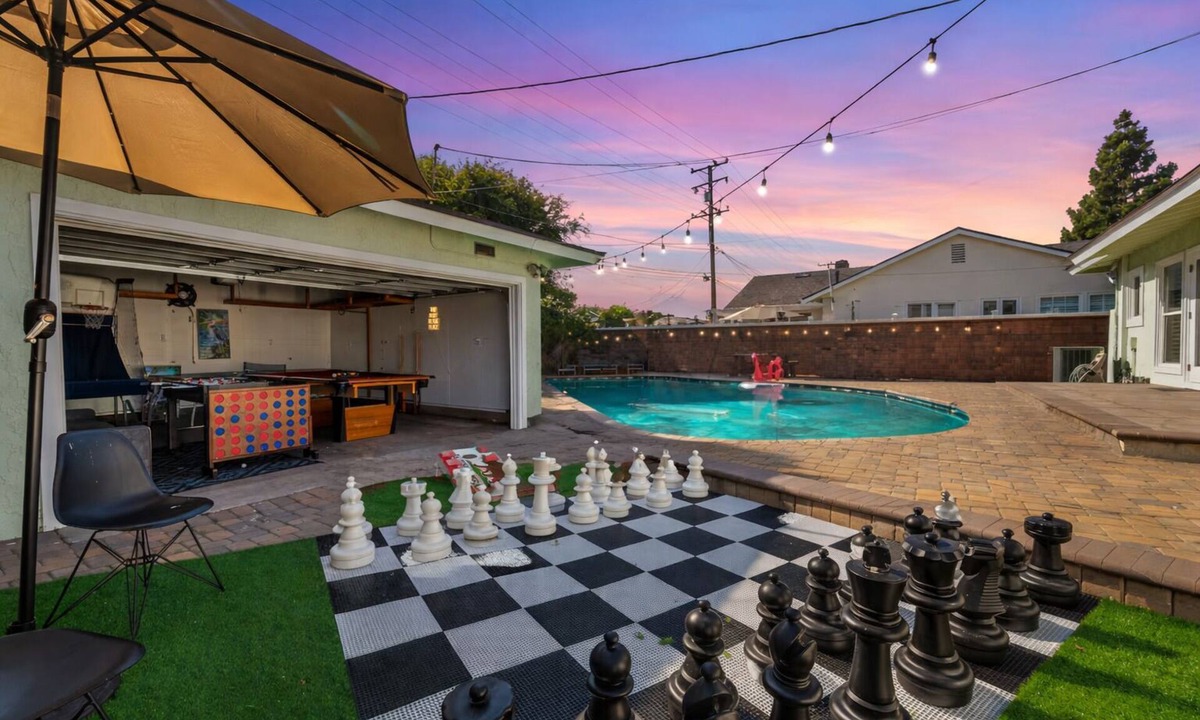 The Plaza House | Ladoga's Hideway, Gorgeous Pool, Game Room, Fire Pit, Private Backyard,BBQ Grill