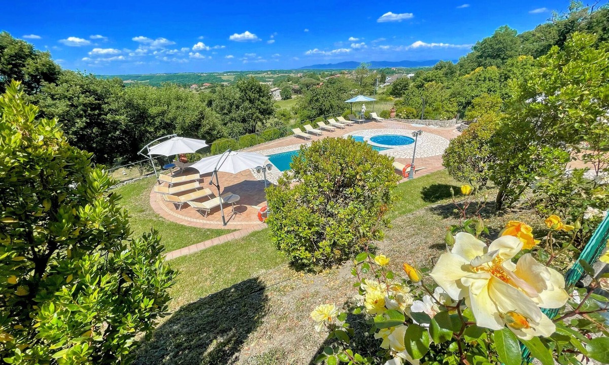 Montefiascone Villa | LAKE VIEWS BOLSENA-EXCLUSIVE VILLA/POOL/JACUZZI/SLEEPS 16/CHILDRENS PLAYGROUND