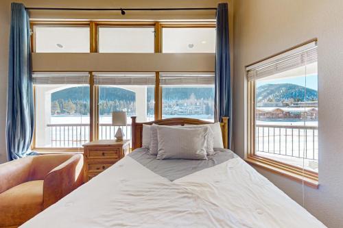Lakeside Village Apartment | Lakefront Keystone Studio