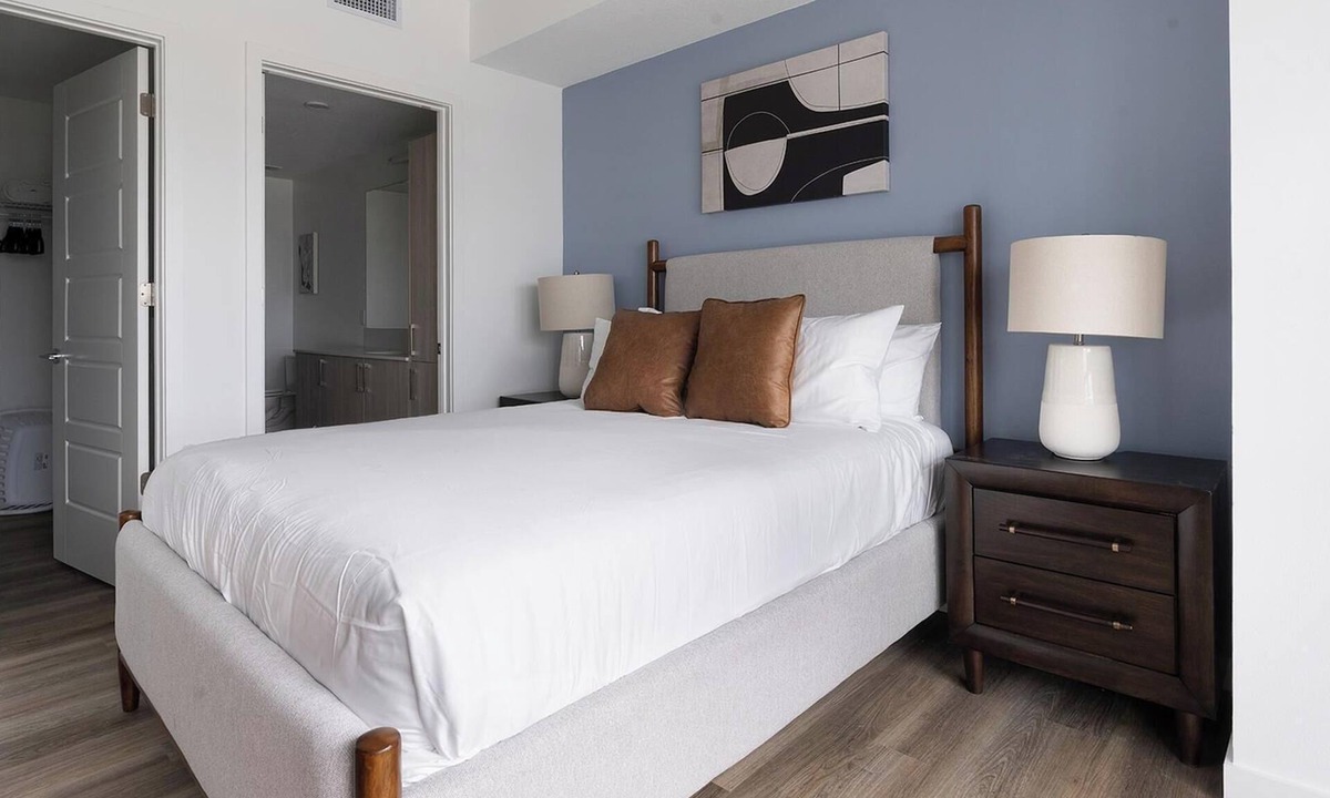 Overtown Apartment | Landing | Stylish 2BD, Pool
