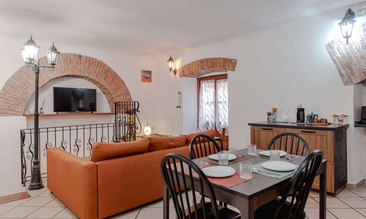 Lagaccio Apartment | Large and welcoming 100m2 apartment, perfect for 6 guests, located on the ground floor (10 steps to the hallway to access).Located in a strategic position a stone's throw from Piazza Principe station, the city center and all the main attractions can be e
