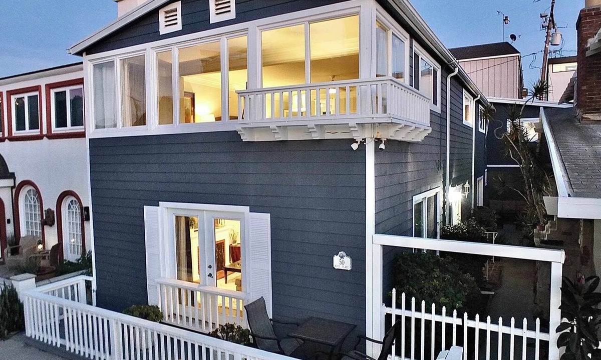 Peninsula Apartment | LB Peninsula, Steps to the Sand and Bay, Sleeps 8