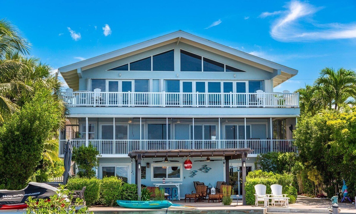 Tavernier House | Lobster Tales: A stunning 5-bedroom, 5-bath home in Islamorada with bay views.