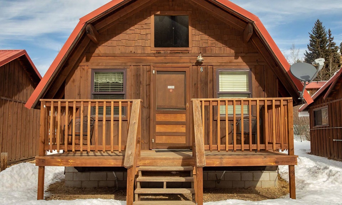 Red River Cabin | Located on the river, facing the Mountains