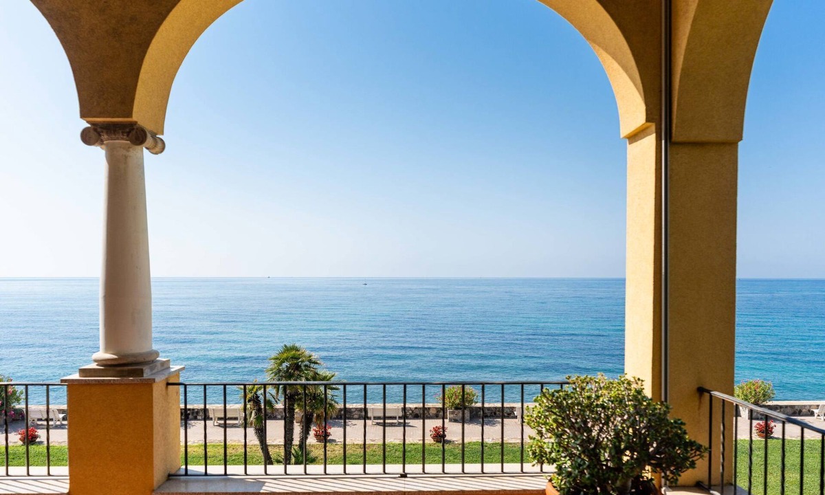 Latte Apartment | Loggia sul mare by Interhome