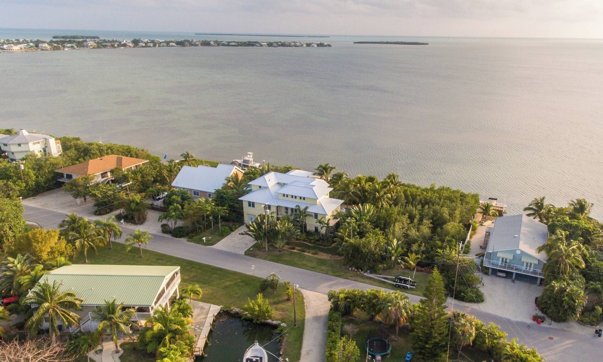 Cutthroat Harbor Estates House | Looking for the ultimate Keys Vacation here it is 4 bedroom 3.5 Bath Pool Home