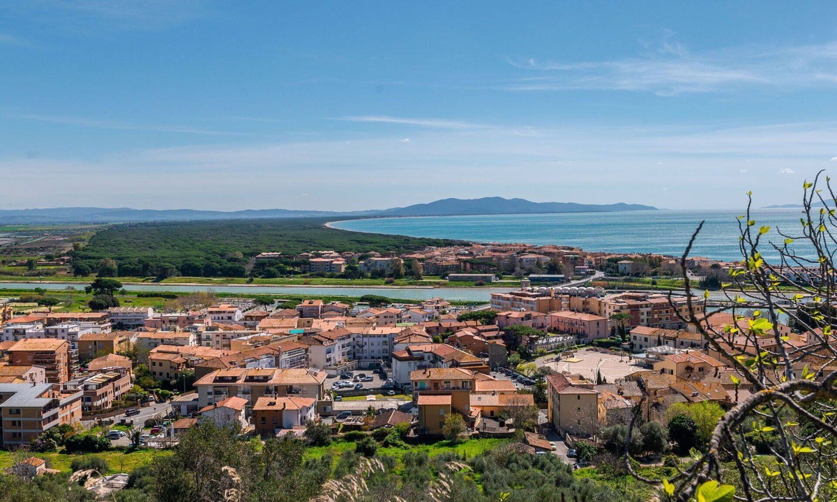 Le Rocchette House | Lovely apartment in villa for 6 people with A/C, WIFI, pool, TV and terrace