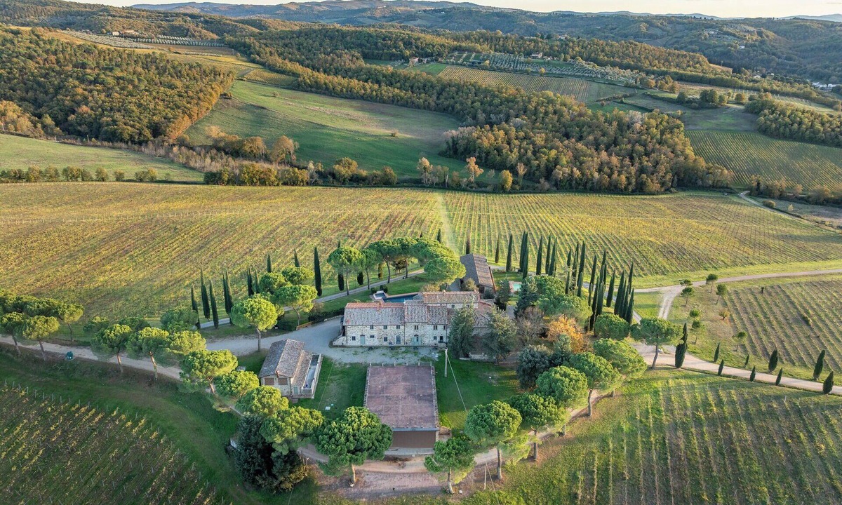 Tavarnelle Val di Pesa Villa | Lovely apartment in villa for 2 people with pool, WIFI and TV, close to Greve In Chianti