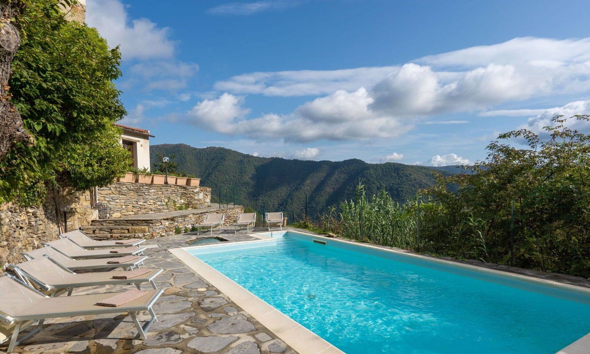Prela Apartment | Lovely apartment for 6 people with WIFI, pool, TV, patio, pets allowed and panoramic view