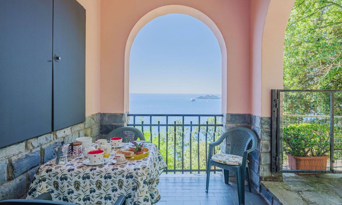 Zoagli Apartment | Lovely apartment for 4 people with TV, patio and pets allowed