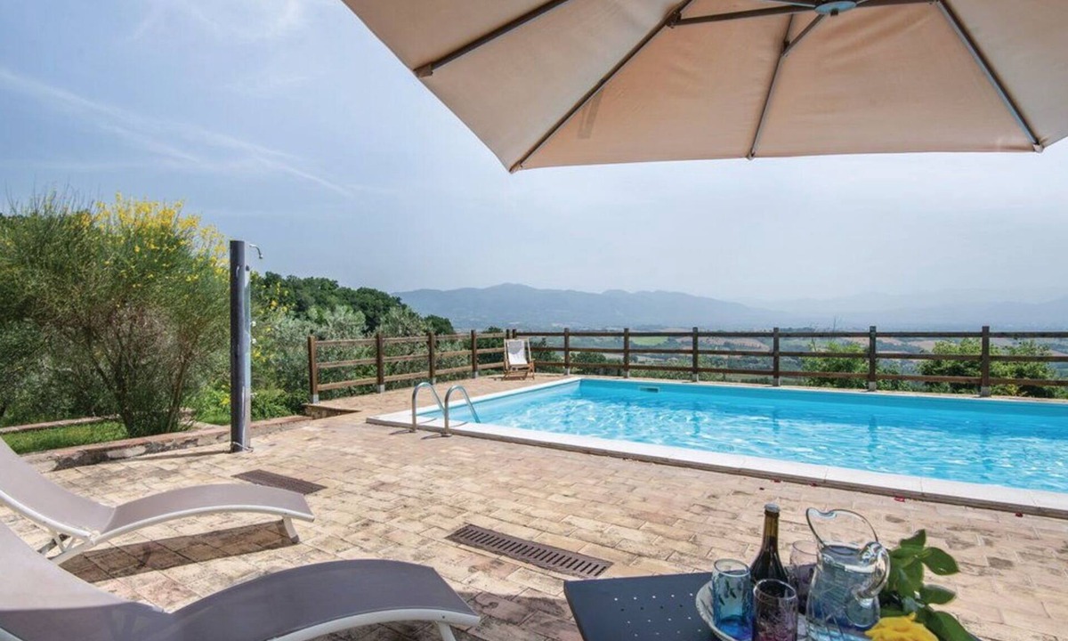Fornole Apartment | Lovely apartment for 4 people with A/C, WIFI, pool, TV and veranda
