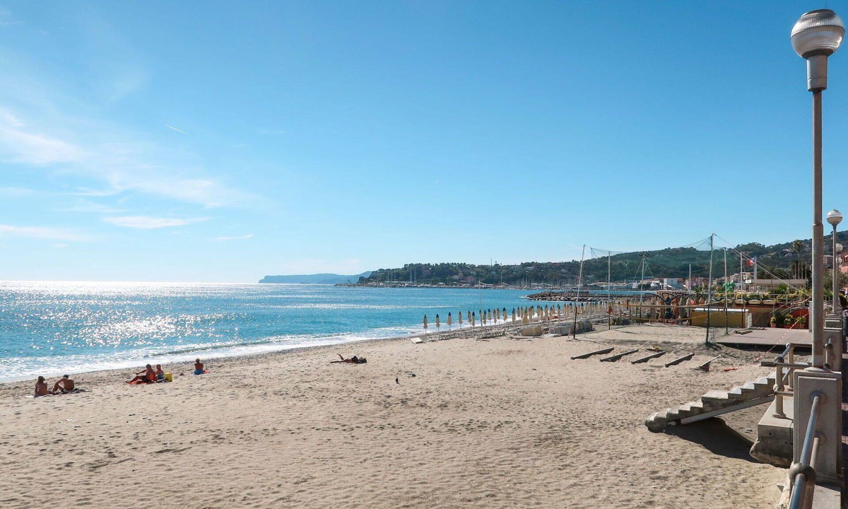 Varazze Apartment | Lovely apartment for 6 people with A/C, hot tub, WIFI, TV, terrace and pets allowed