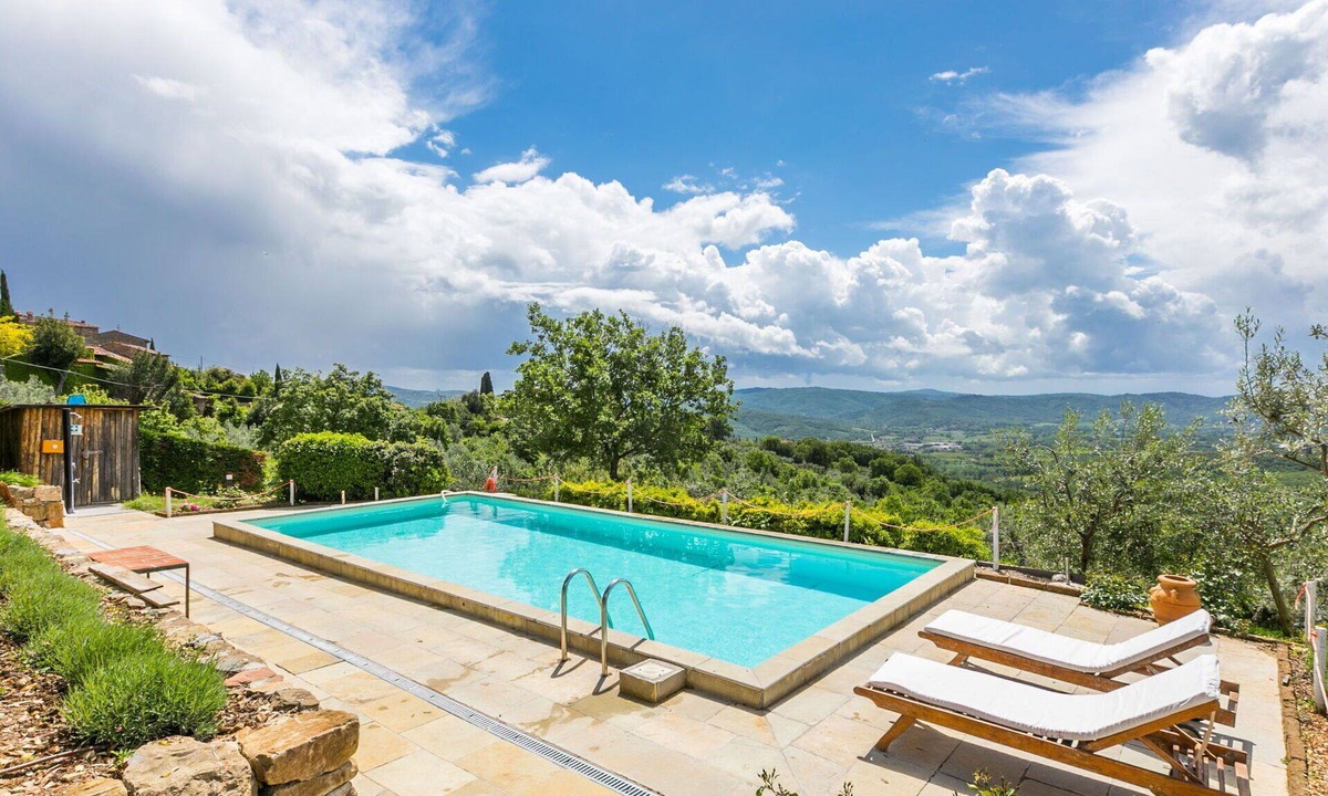 Bucine Villa | Lovely apartment in villa with pool, A/C, WIFI, TV, patio, pets allowed and panoramic view