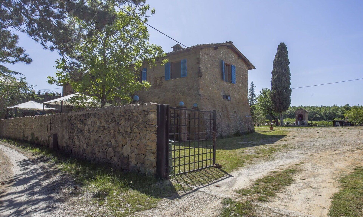 Monteriggioni Villa | Lovely apartment in villa for 6 guests with WIFI, pool, TV, patio, pets allowed and panoramic view