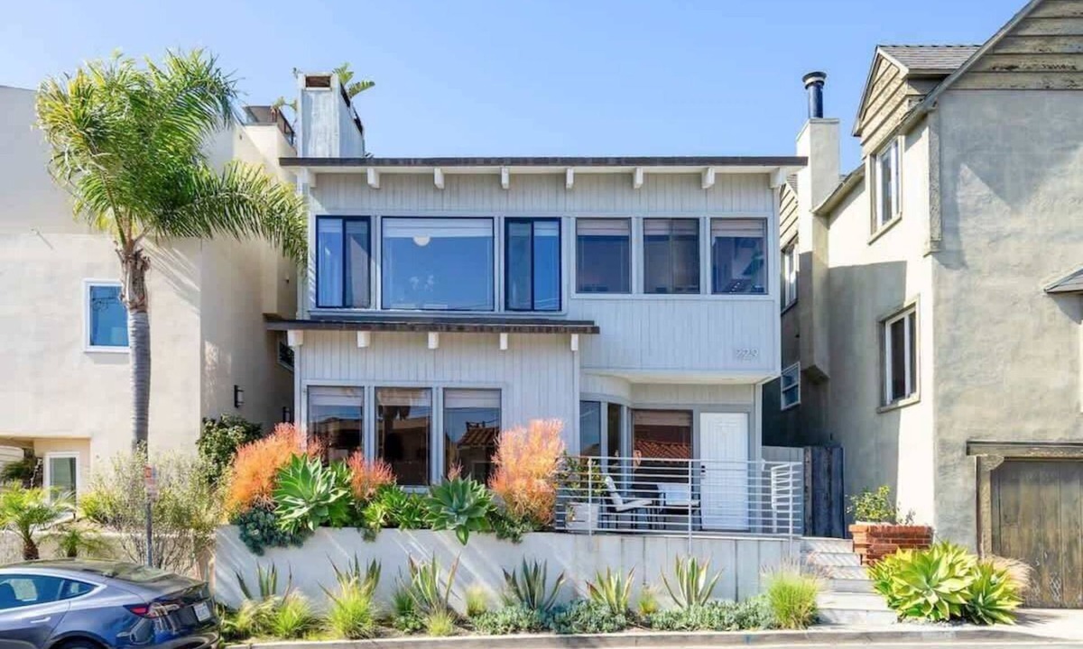 The Strand House | Luxe Retreat Steps to Beach & Shops | Free Parking