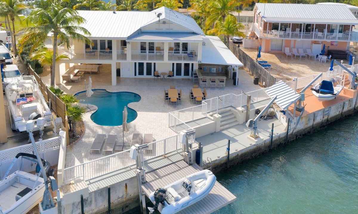 Blue Harbor Club House | Luxury and Spacious 5-bedroom house with Pool and Dock with Ocean Access
