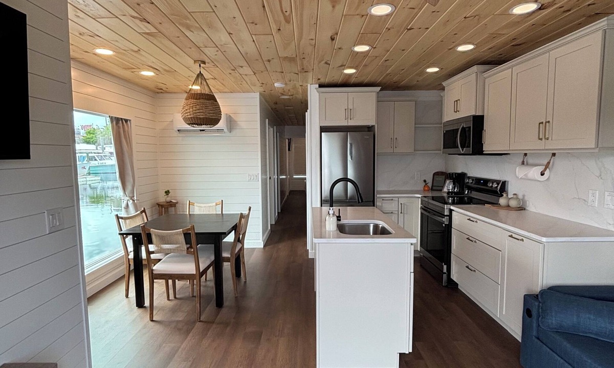 Tavernier Boat Rental | Luxury Floating Cottage Upper Florida Keys walk to restaurants and marina fun